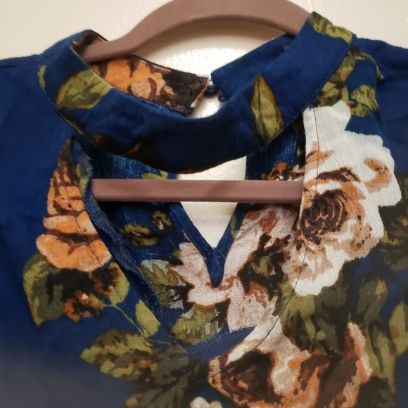 3/$25 Floral V-neck short sleeve Blouse - Picture 2 of 7